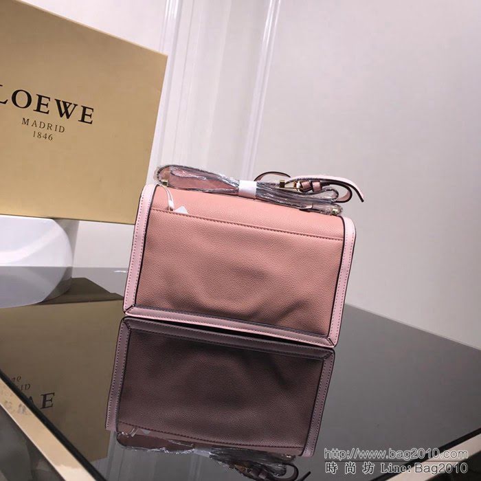 LOEWE羅意威 原單品質 Barcelona三角包 0158 最新概念款 小牛皮荔枝紋 肩背斜挎包  jdl1188